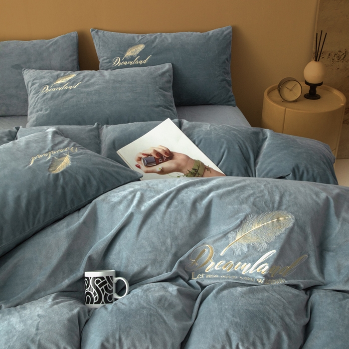 91家纺网 家纺一手货源 找家纺 爱彼家纺 2026新款冬季酒店风水晶绒羽毛刺绣四件套-系列五 羽毛-浅灰