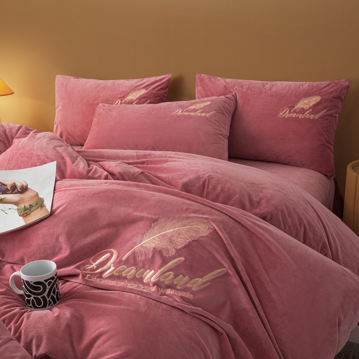 91家纺网 家纺一手货源 找家纺 爱彼家纺 2026新款冬季酒店风水晶绒羽毛刺绣四件套-系列五 羽毛-浅豆沙