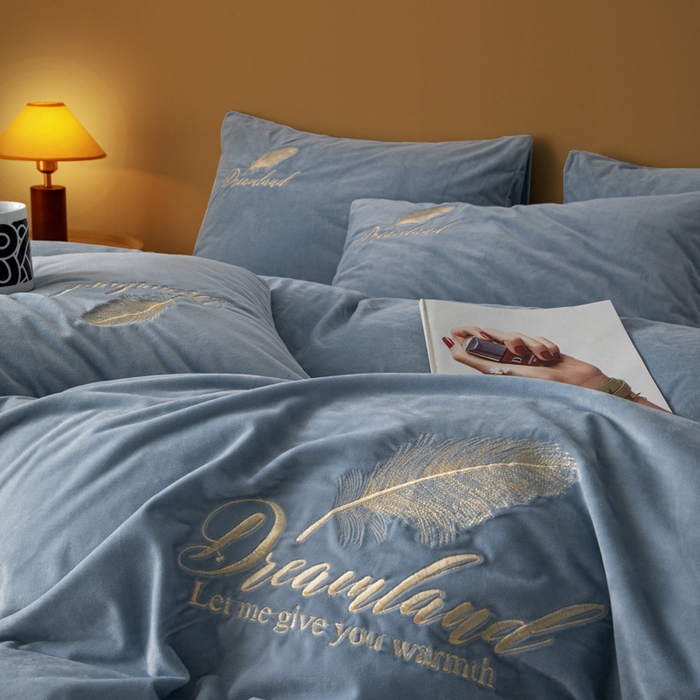 91家纺网 家纺一手货源 找家纺 爱彼家纺 2026新款冬季酒店风水晶绒羽毛刺绣四件套-系列五 羽毛-浅蓝