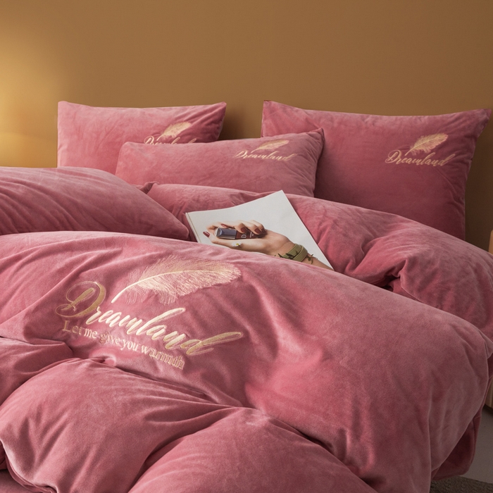 91家纺网 家纺一手货源 找家纺 爱彼家纺 2026新款冬季酒店风水晶绒羽毛刺绣四件套-系列五 羽毛-浅豆沙