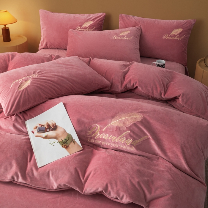 91家纺网 家纺一手货源 找家纺 爱彼家纺 2026新款冬季酒店风水晶绒羽毛刺绣四件套-系列五 羽毛-浅豆沙