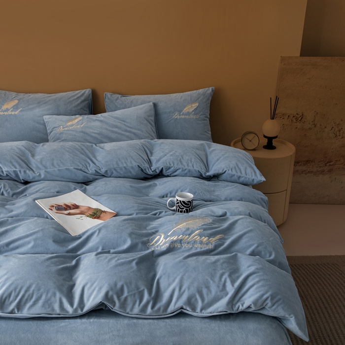 91家纺网 家纺一手货源 找家纺 爱彼家纺 2026新款冬季酒店风水晶绒羽毛刺绣四件套-系列五 羽毛-浅蓝