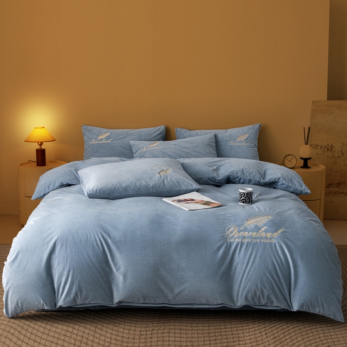 91家纺网 家纺一手货源 找家纺 爱彼家纺 2026新款冬季酒店风水晶绒羽毛刺绣四件套-系列五 羽毛-浅蓝