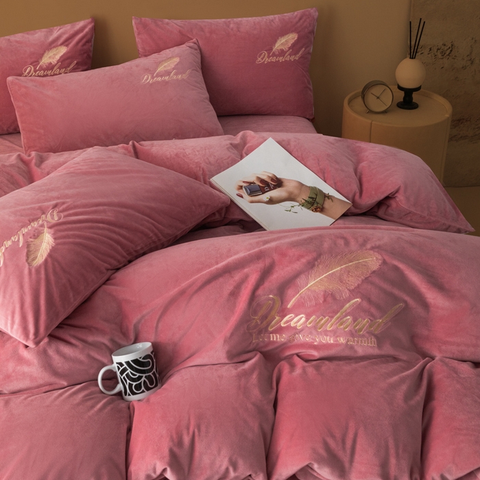 91家纺网 家纺一手货源 找家纺 爱彼家纺 2026新款冬季酒店风水晶绒羽毛刺绣四件套-系列五 羽毛-浅豆沙