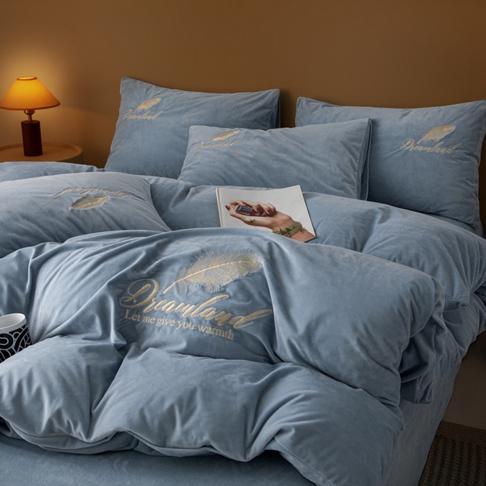 91家纺网 家纺一手货源 找家纺 爱彼家纺 2026新款冬季酒店风水晶绒羽毛刺绣四件套-系列五 羽毛-浅蓝