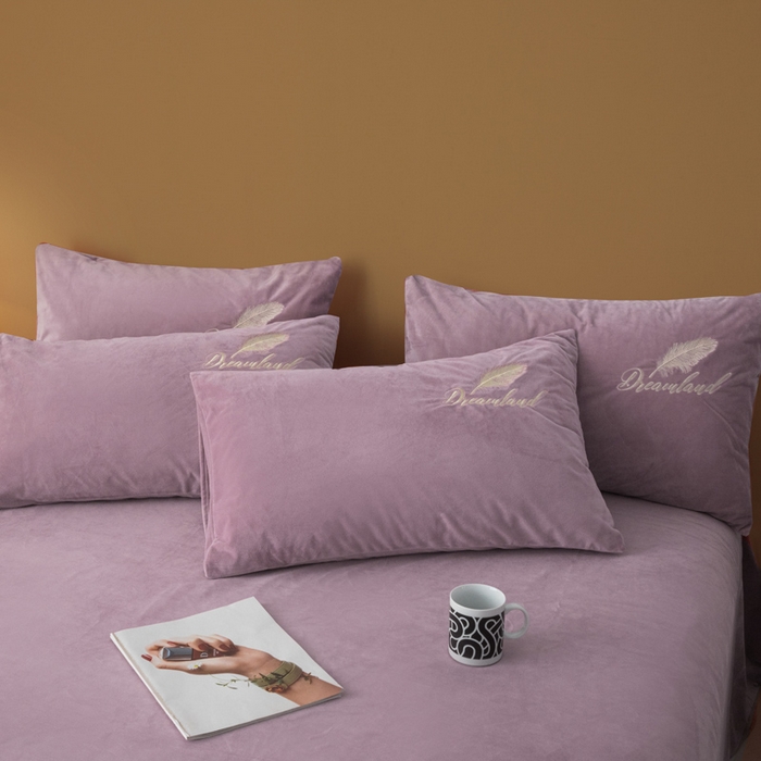 91家纺网 家纺一手货源 找家纺 爱彼家纺 2026新款冬季酒店风水晶绒羽毛刺绣四件套-系列五 羽毛-浅紫