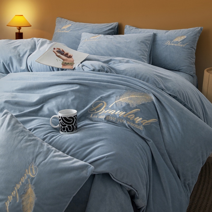 91家纺网 家纺一手货源 找家纺 爱彼家纺 2026新款冬季酒店风水晶绒羽毛刺绣四件套-系列五 羽毛-浅蓝