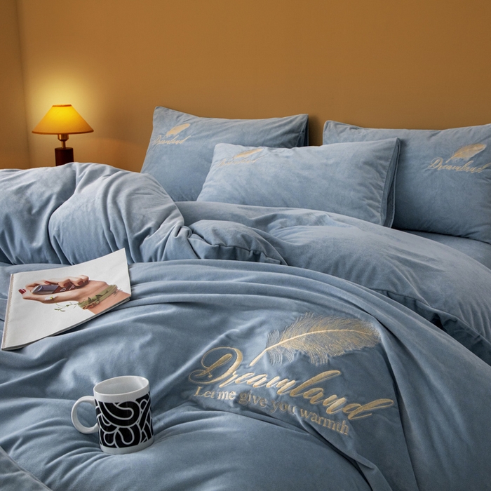 91家纺网 家纺一手货源 找家纺 爱彼家纺 2026新款冬季酒店风水晶绒羽毛刺绣四件套-系列五 羽毛-浅蓝