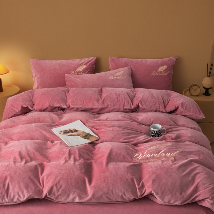 91家纺网 家纺一手货源 找家纺 爱彼家纺 2026新款冬季酒店风水晶绒羽毛刺绣四件套-系列五 羽毛-浅豆沙