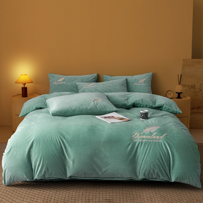 91家纺网 家纺一手货源 找家纺 爱彼家纺 2026新款冬季酒店风水晶绒羽毛刺绣四件套-系列五 羽毛-浅水绿