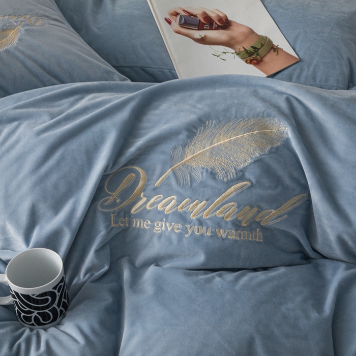 91家纺网 家纺一手货源 找家纺 爱彼家纺 2026新款冬季酒店风水晶绒羽毛刺绣四件套-系列五 羽毛-浅蓝