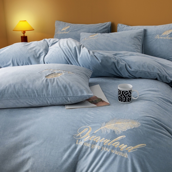 91家纺网 家纺一手货源 找家纺 爱彼家纺 2026新款冬季酒店风水晶绒羽毛刺绣四件套-系列五 羽毛-浅蓝