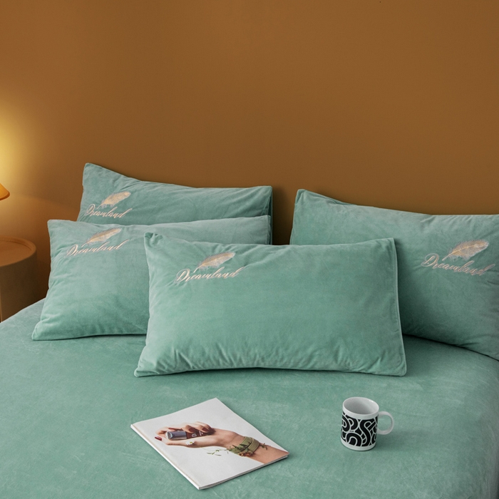 91家纺网 家纺一手货源 找家纺 爱彼家纺 2026新款冬季酒店风水晶绒羽毛刺绣四件套-系列五 羽毛-浅水绿