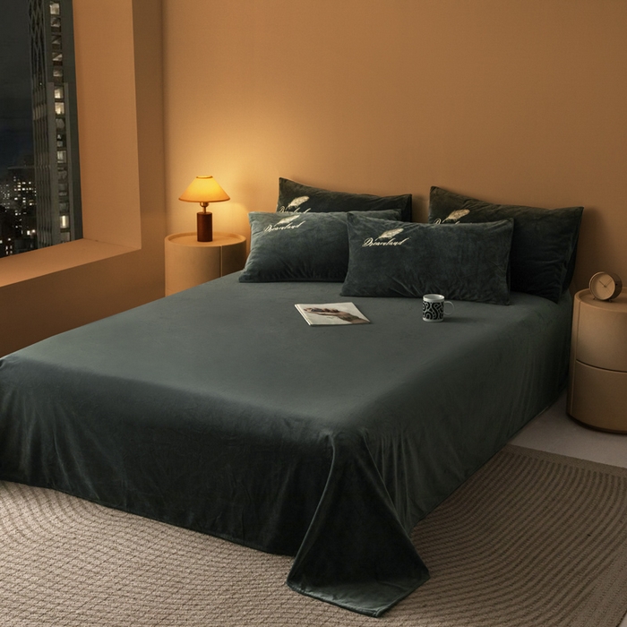 91家纺网 家纺一手货源 找家纺 爱彼家纺 2026新款冬季酒店风水晶绒羽毛刺绣四件套-系列五 羽毛-深灰