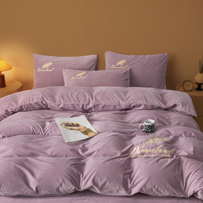 91家纺网 家纺一手货源 找家纺 爱彼家纺 2026新款冬季酒店风水晶绒羽毛刺绣四件套-系列五 羽毛-浅紫