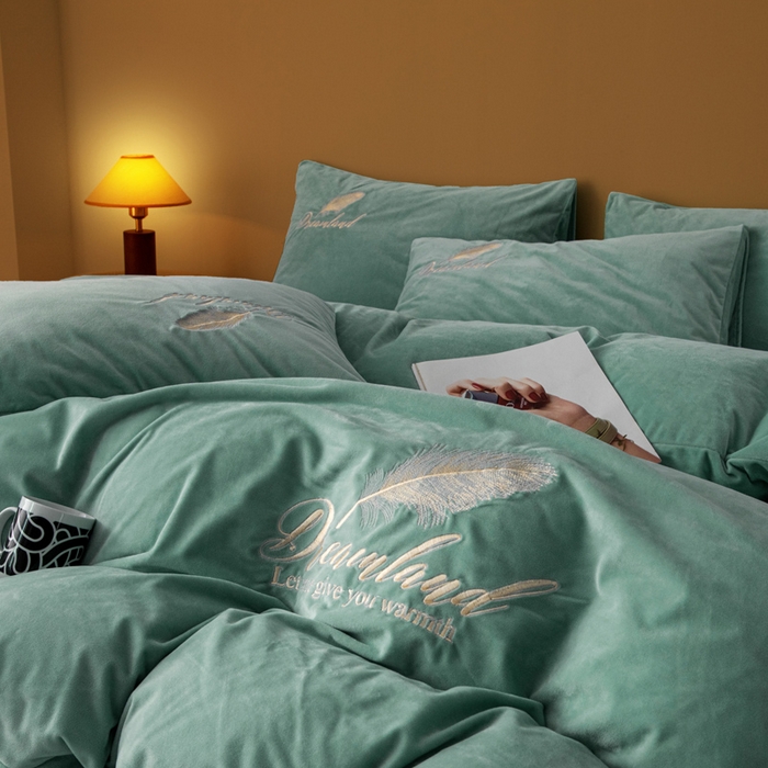 91家纺网 家纺一手货源 找家纺 爱彼家纺 2026新款冬季酒店风水晶绒羽毛刺绣四件套-系列五 羽毛-浅水绿