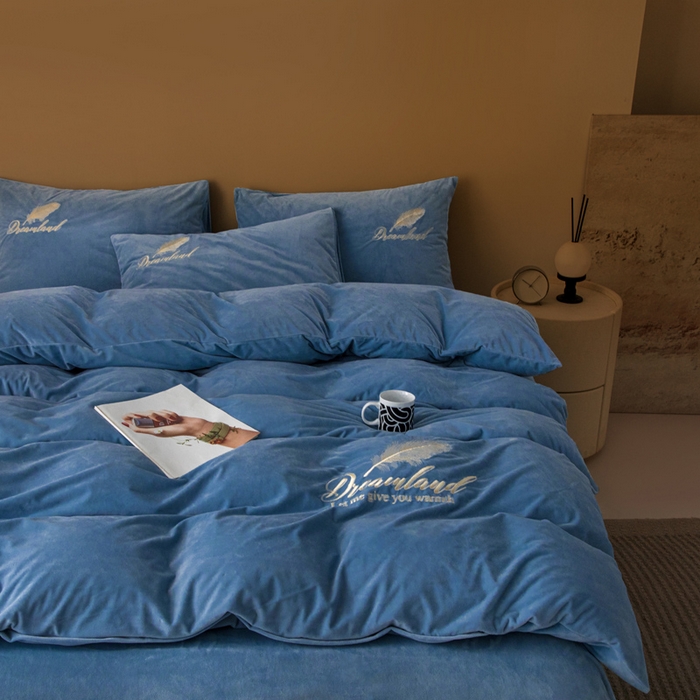 91家纺网 家纺一手货源 找家纺 爱彼家纺 2026新款冬季酒店风水晶绒羽毛刺绣四件套-系列五 羽毛-宝蓝