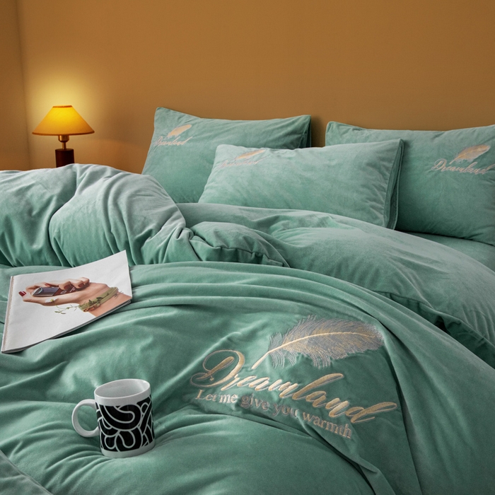 91家纺网 家纺一手货源 找家纺 爱彼家纺 2026新款冬季酒店风水晶绒羽毛刺绣四件套-系列五 羽毛-浅水绿