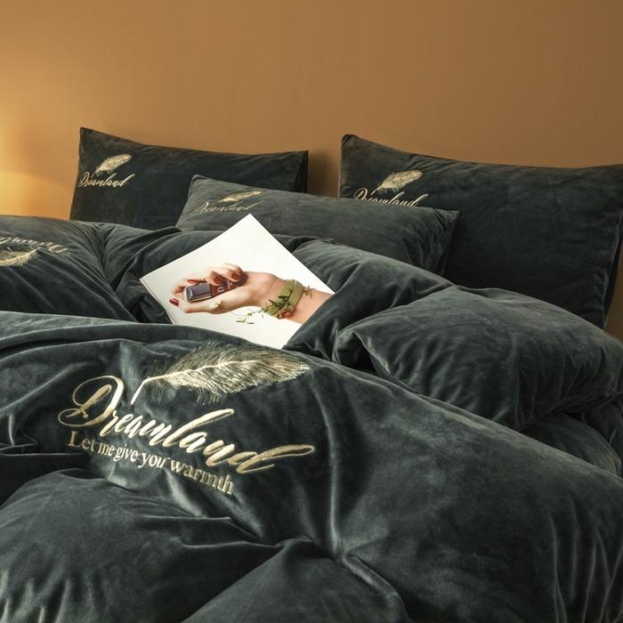 91家纺网 家纺一手货源 找家纺 爱彼家纺 2026新款冬季酒店风水晶绒羽毛刺绣四件套-系列五 羽毛-深灰