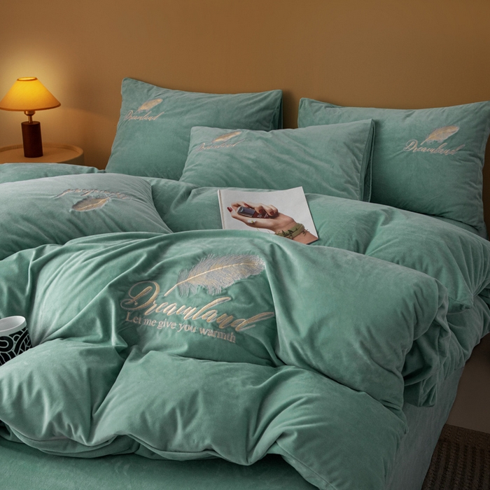 91家纺网 家纺一手货源 找家纺 爱彼家纺 2026新款冬季酒店风水晶绒羽毛刺绣四件套-系列五 羽毛-浅水绿