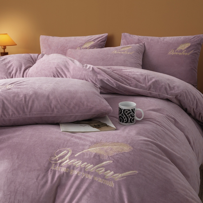 91家纺网 家纺一手货源 找家纺 爱彼家纺 2026新款冬季酒店风水晶绒羽毛刺绣四件套-系列五 羽毛-浅紫