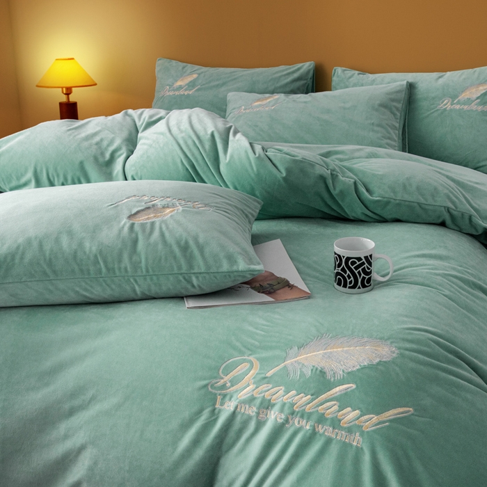 91家纺网 家纺一手货源 找家纺 爱彼家纺 2026新款冬季酒店风水晶绒羽毛刺绣四件套-系列五 羽毛-浅水绿