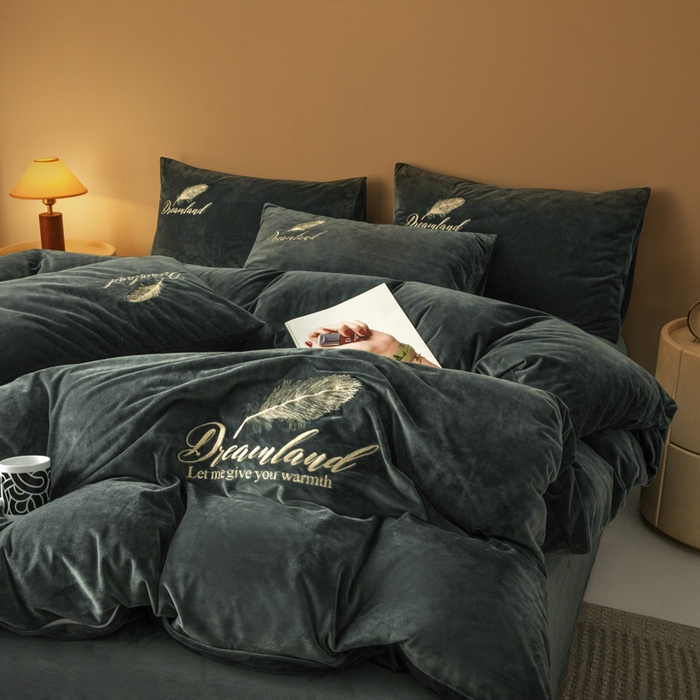 91家纺网 家纺一手货源 找家纺 爱彼家纺 2026新款冬季酒店风水晶绒羽毛刺绣四件套-系列五 羽毛-深灰