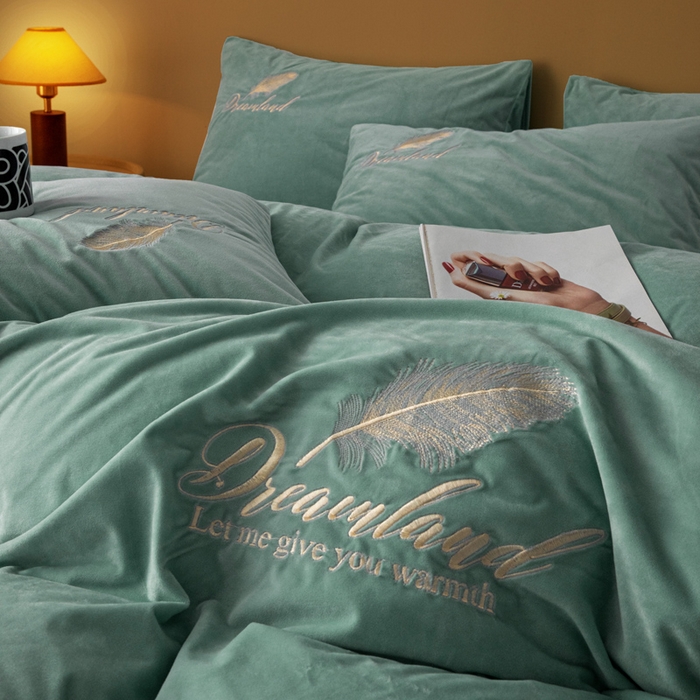 91家纺网 家纺一手货源 找家纺 爱彼家纺 2026新款冬季酒店风水晶绒羽毛刺绣四件套-系列五 羽毛-浅水绿