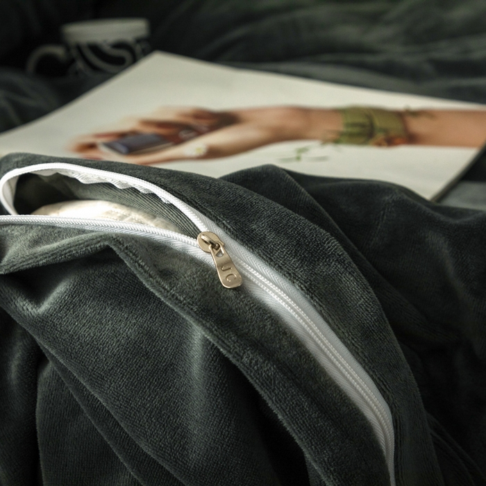 91家纺网 家纺一手货源 找家纺 爱彼家纺 2026新款冬季酒店风水晶绒羽毛刺绣四件套-系列五 羽毛-深灰