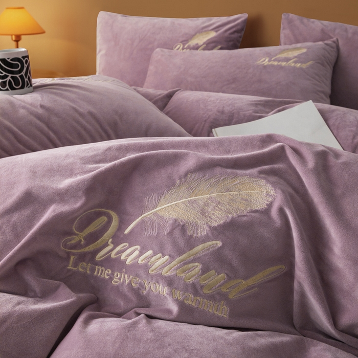 91家纺网 家纺一手货源 找家纺 爱彼家纺 2026新款冬季酒店风水晶绒羽毛刺绣四件套-系列五 羽毛-浅紫