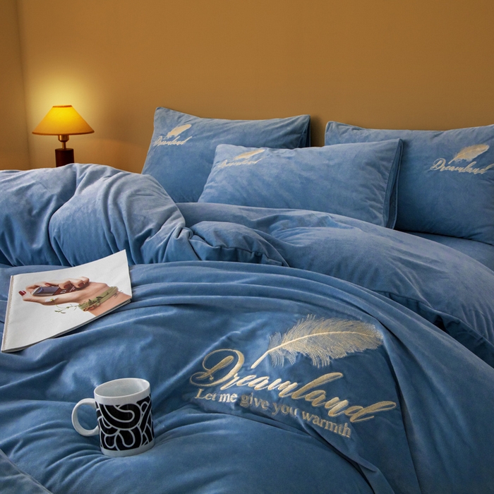 91家纺网 家纺一手货源 找家纺 爱彼家纺 2026新款冬季酒店风水晶绒羽毛刺绣四件套-系列五 羽毛-宝蓝