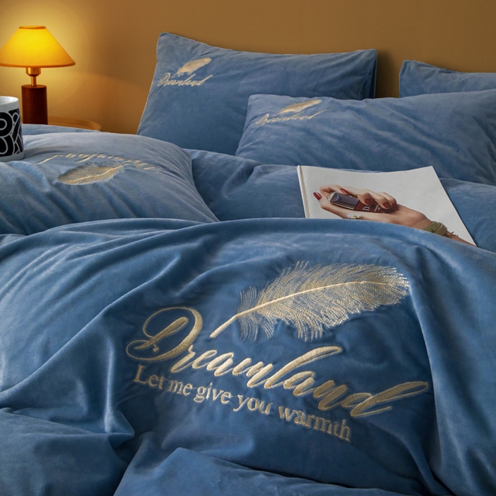 91家纺网 家纺一手货源 找家纺 爱彼家纺 2026新款冬季酒店风水晶绒羽毛刺绣四件套-系列五 羽毛-宝蓝