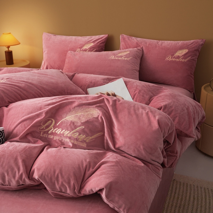 91家纺网 家纺一手货源 找家纺 爱彼家纺 2026新款冬季酒店风水晶绒羽毛刺绣四件套-系列五 羽毛-浅豆沙