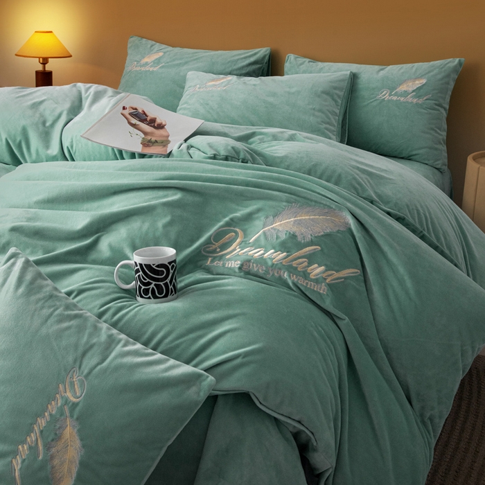 91家纺网 家纺一手货源 找家纺 爱彼家纺 2026新款冬季酒店风水晶绒羽毛刺绣四件套-系列五 羽毛-浅水绿