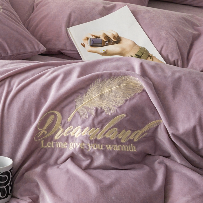 91家纺网 家纺一手货源 找家纺 爱彼家纺 2026新款冬季酒店风水晶绒羽毛刺绣四件套-系列五 羽毛-浅紫