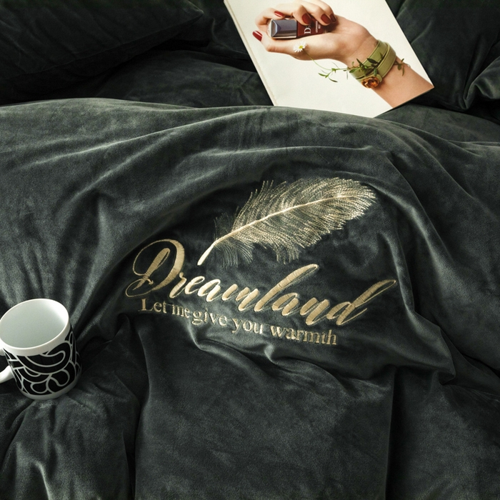 91家纺网 家纺一手货源 找家纺 爱彼家纺 2026新款冬季酒店风水晶绒羽毛刺绣四件套-系列五 羽毛-深灰