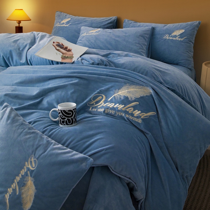 91家纺网 家纺一手货源 找家纺 爱彼家纺 2026新款冬季酒店风水晶绒羽毛刺绣四件套-系列五 羽毛-宝蓝