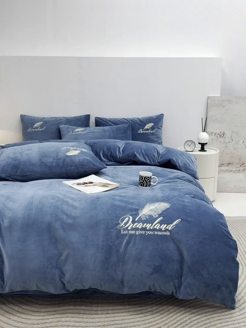 91家纺网 家纺一手货源 找家纺 爱彼家纺 2026新款冬季酒店风水晶绒羽毛刺绣四件套-系列五 羽毛-宝蓝
