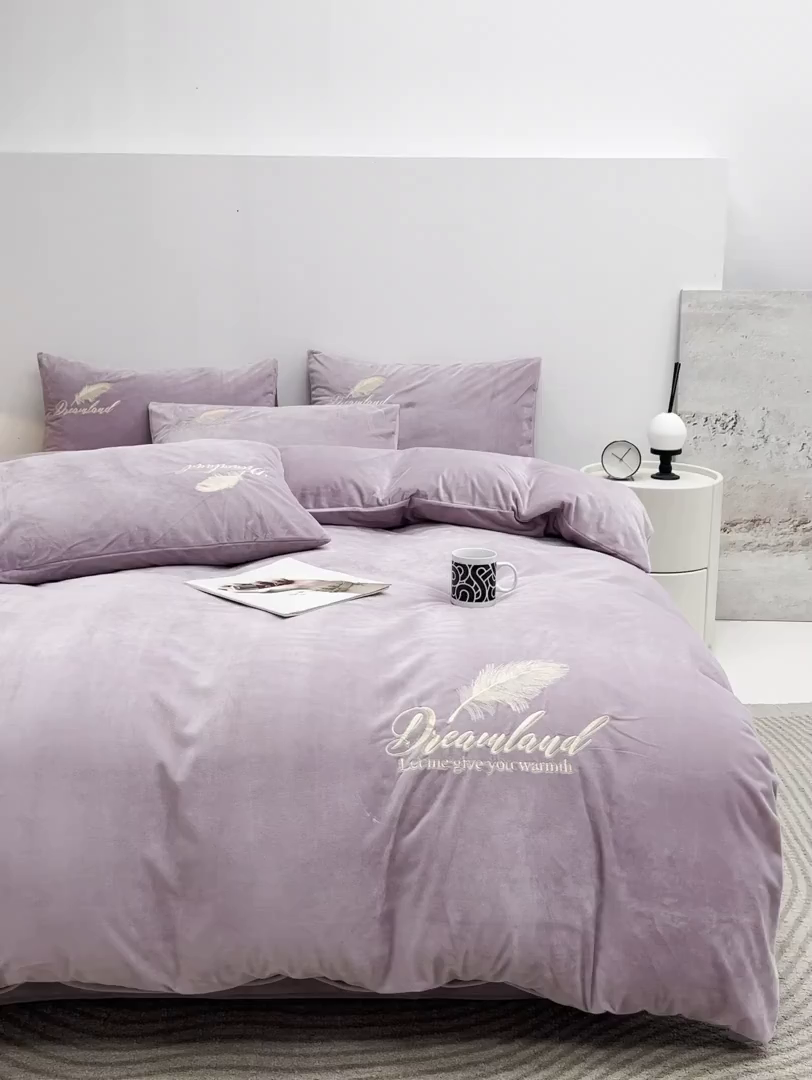 91家纺网 家纺一手货源 找家纺 爱彼家纺 2026新款冬季酒店风水晶绒羽毛刺绣四件套-系列五 羽毛-浅紫