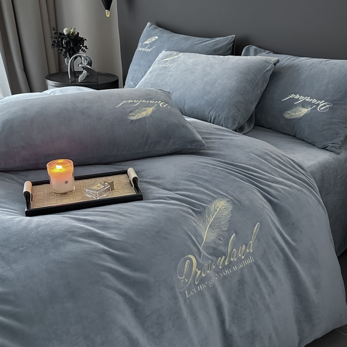 91家纺网 家纺一手货源 找家纺 爱彼家纺 2026新款简约水晶绒四件套羽毛-系列三 羽毛-浅灰