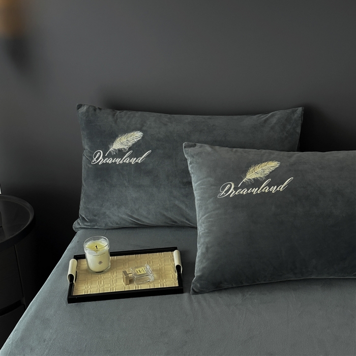 91家纺网 家纺一手货源 找家纺 爱彼家纺 2026新款简约水晶绒四件套羽毛-系列三 羽毛-深灰