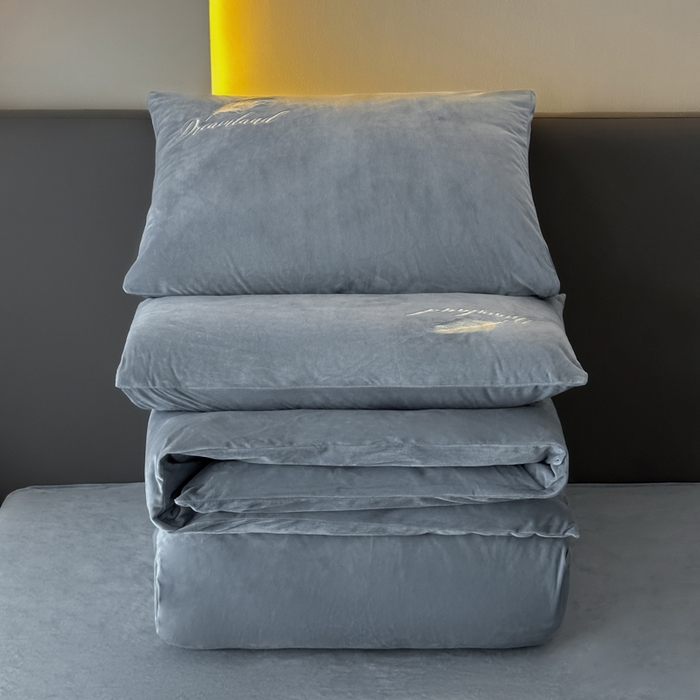 91家纺网 家纺一手货源 找家纺 爱彼家纺 2026新款简约水晶绒四件套羽毛-系列三 羽毛-浅灰