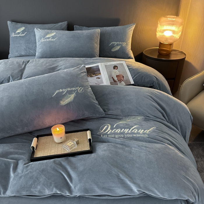 91家纺网 家纺一手货源 找家纺 爱彼家纺 2026新款简约水晶绒四件套羽毛-系列三 羽毛-浅灰