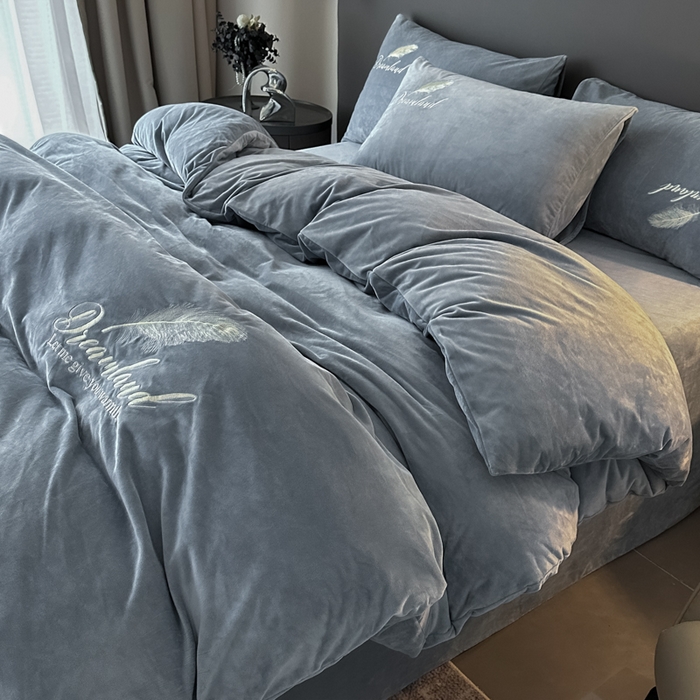 91家纺网 家纺一手货源 找家纺 爱彼家纺 2026新款简约水晶绒四件套羽毛-系列三 羽毛-浅灰