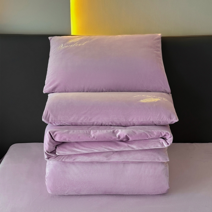 91家纺网 家纺一手货源 找家纺 爱彼家纺 2026新款简约水晶绒四件套羽毛-系列三 羽毛-浅紫