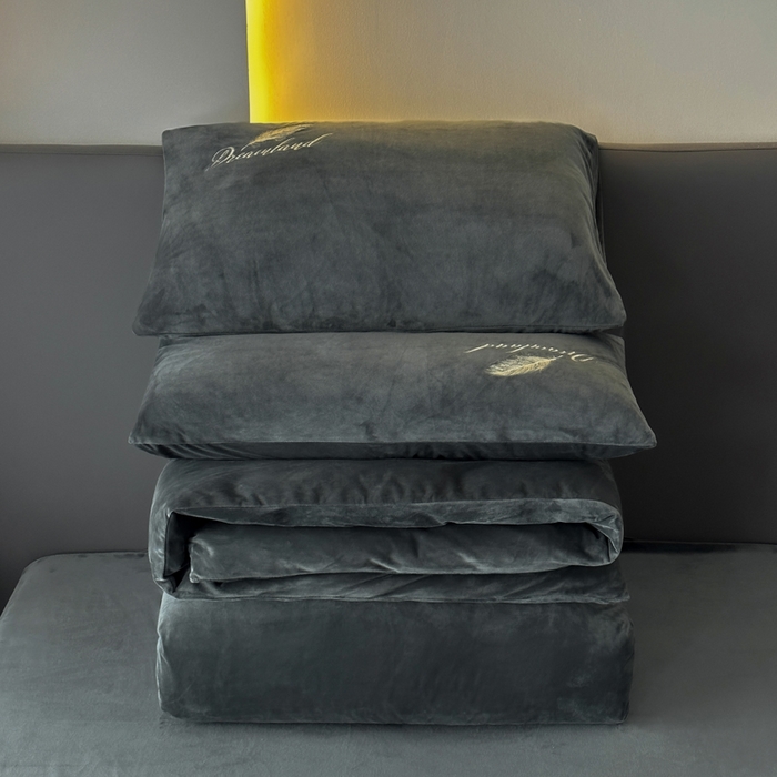 91家纺网 家纺一手货源 找家纺 爱彼家纺 2026新款简约水晶绒四件套羽毛-系列三 羽毛-深灰