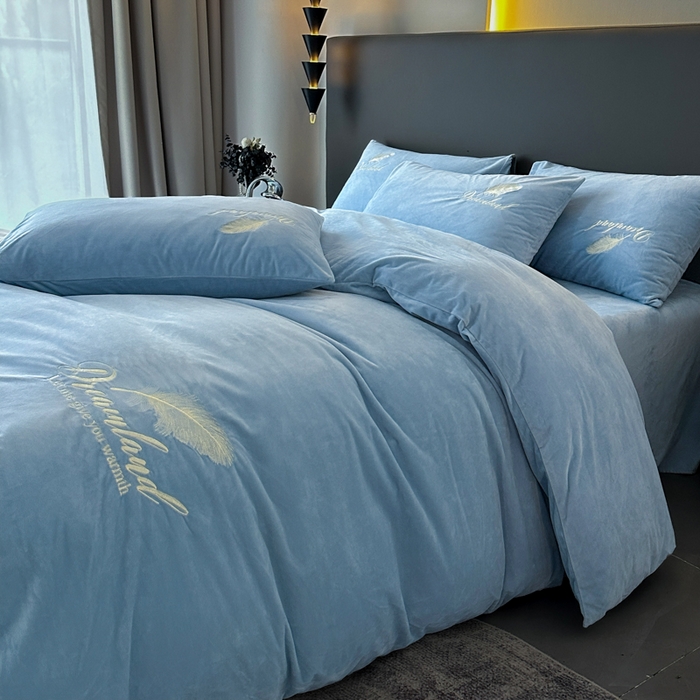91家纺网 家纺一手货源 找家纺 爱彼家纺 2026新款简约水晶绒四件套羽毛-系列三 羽毛-浅蓝