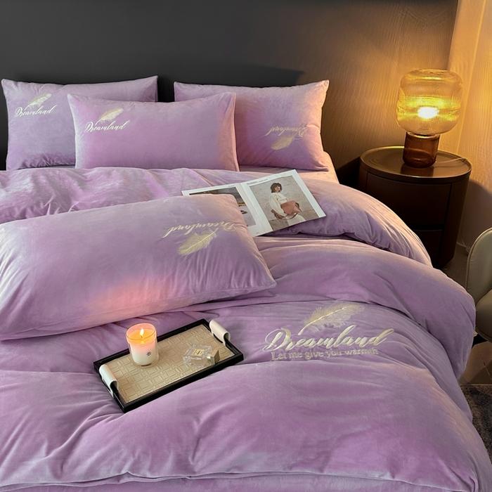 91家纺网 家纺一手货源 找家纺 爱彼家纺 2026新款简约水晶绒四件套羽毛-系列三 羽毛-浅紫