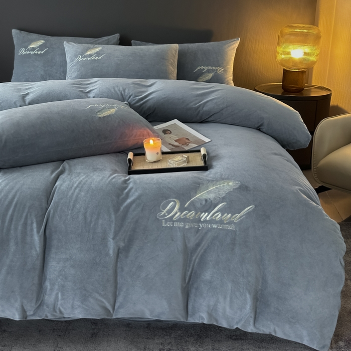 91家纺网 家纺一手货源 找家纺 爱彼家纺 2026新款简约水晶绒四件套羽毛-系列三 羽毛-浅灰