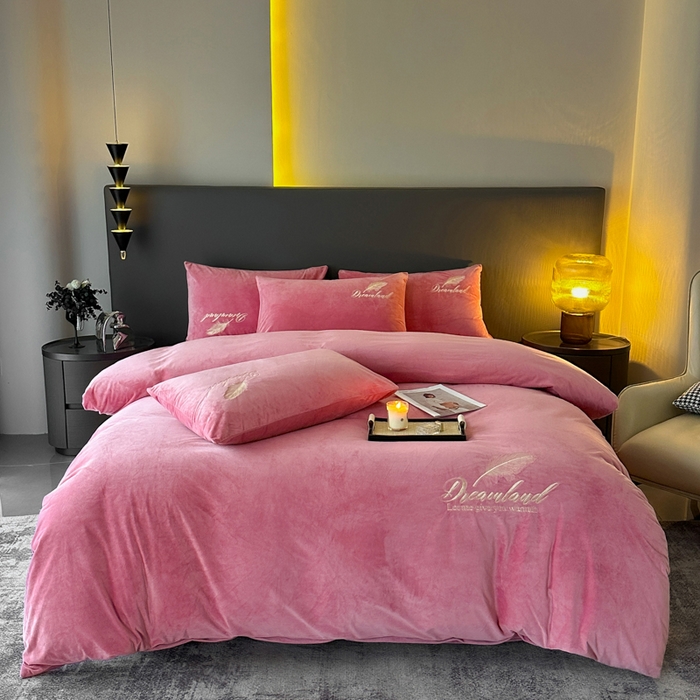 91家纺网 家纺一手货源 找家纺 爱彼家纺 2026新款简约水晶绒四件套羽毛-系列三 羽毛-浅豆沙